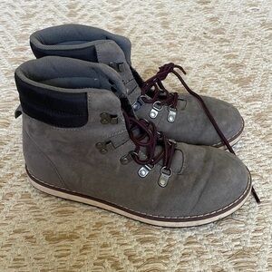Gap boys hike boots size 4